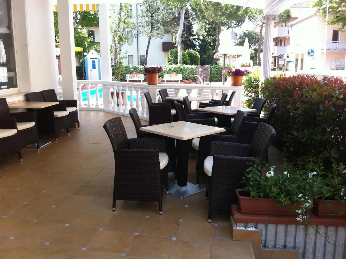 Hotel Villa Dei Fiori - Sul Mare Con Piscina Viserbella di Rimini 3*,