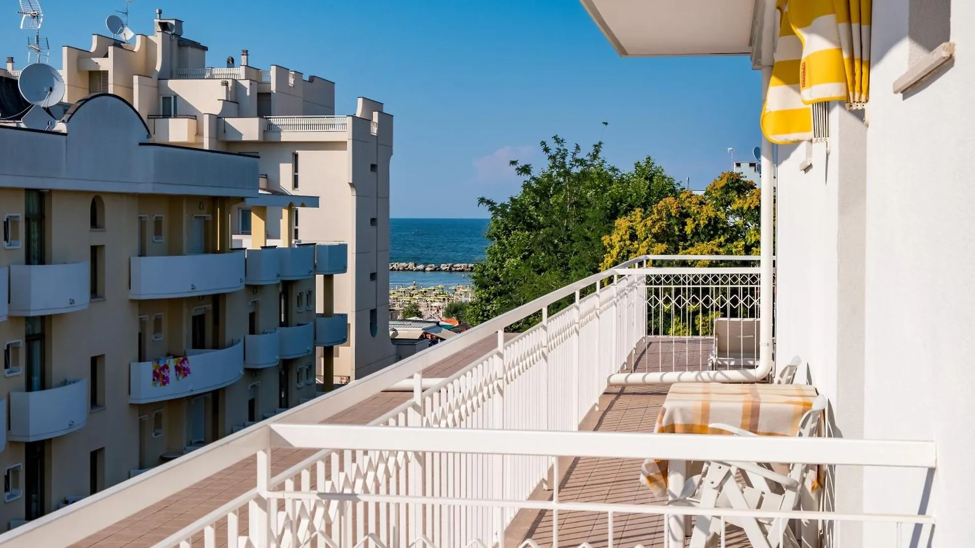 Hotel Villa Dei Fiori - Sul Mare Con Piscina Viserbella di Rimini